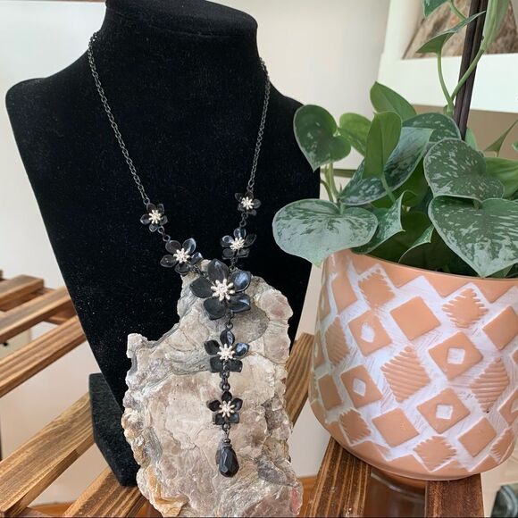 Flower drop sparkle necklace - Picture 5 of 8